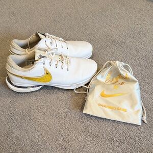 Men’s White and gold Nike golf shoes